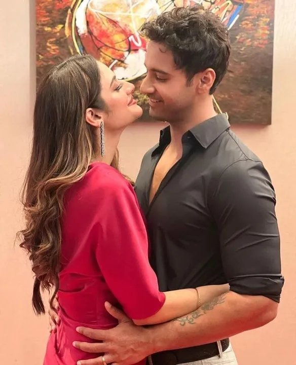 প্লেনের মধ্যে ঘুমন্ত নুসরাতের ছবি ক্যামেরাবন্দি করলেন যশ