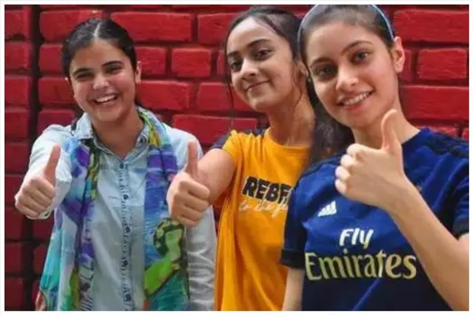 ১ লক্ষ টাকার সঙ্গে ল্যাপটপ দেওয়ার সিদ্ধান্ত রাজ্যের!