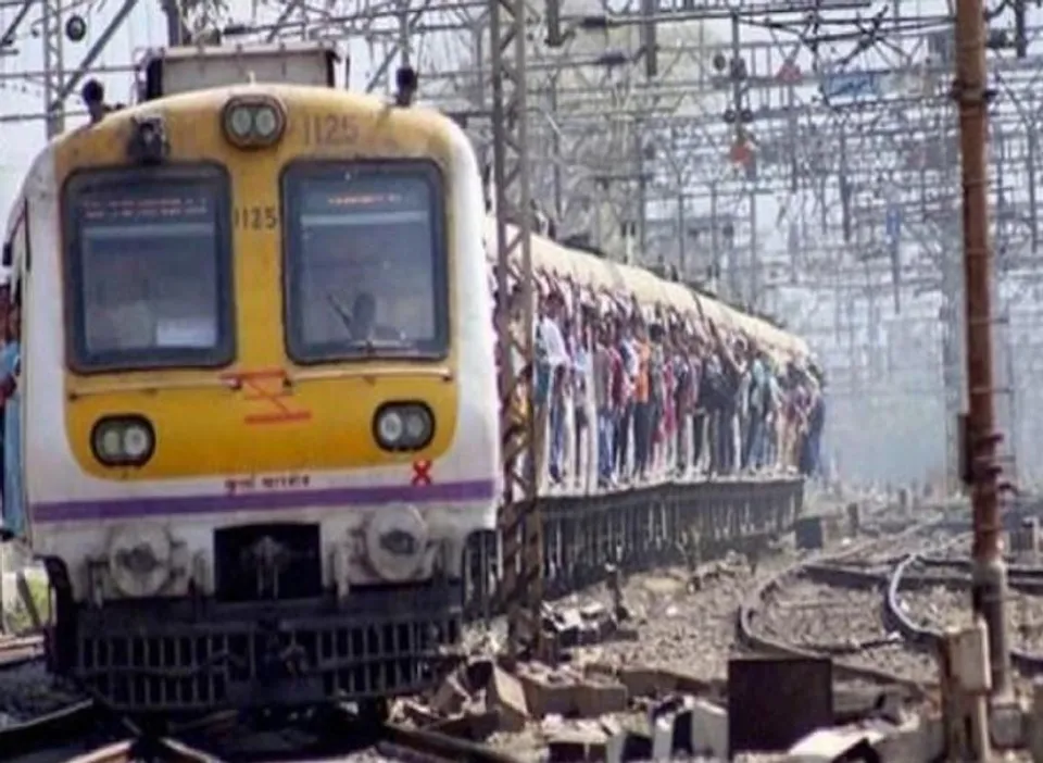 প্রযুক্তিগত সমস্যার কারণে দেরিতে চলছে মুম্বইয়ের লোকাল ট্রেন