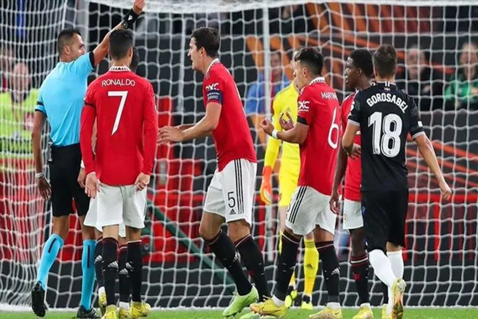 বিতর্কিত পেনাল্টিতে তাল কাটল ইউনাইটেডের