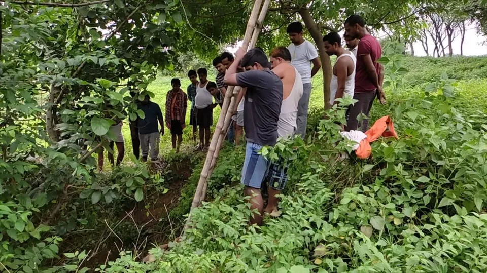 ধসের ফলে হওয়া গর্তে পড়ে গেল বাছুর