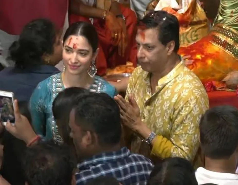 সাধারনের ভিড়ের মাঝে গনেশ পুজোয় দেখা মিলল তামান্না ভাটিয়ার