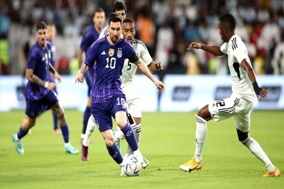 মারাদোনার আসনে মেসি