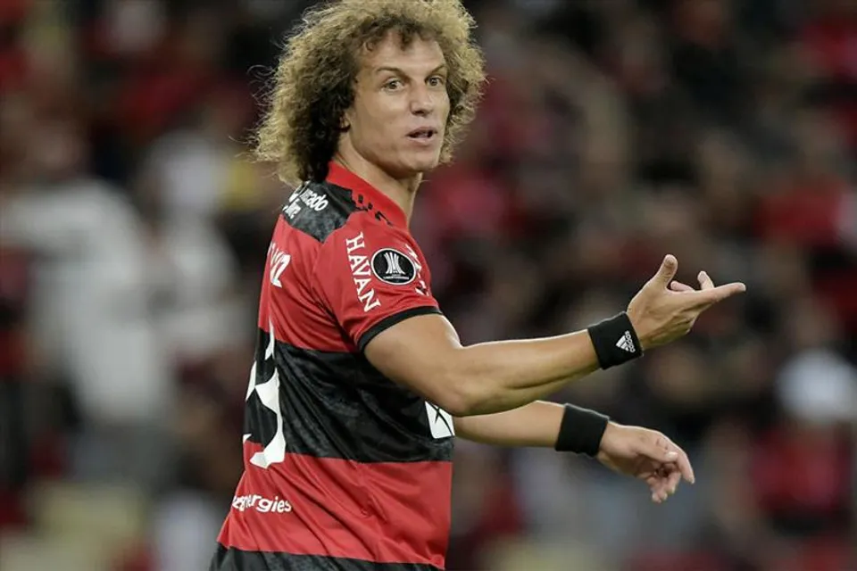 প্রায় মাঝমাঠ থেকে নেওয়া শটে অনবদ্য গোলটি দেখে নিন