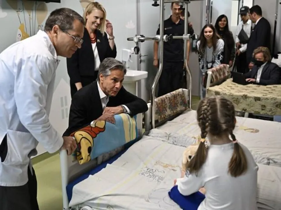 অ্যান্টনি ব্লিঙ্কেন কিয়েভে শিশুদের হাসপাতাল পরিদর্শন করেন