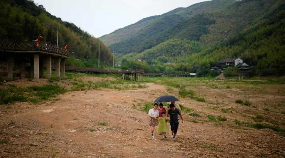 প্রবল খরায় শুকিয়ে গিয়েছে চীনের ইয়াংসি নদী