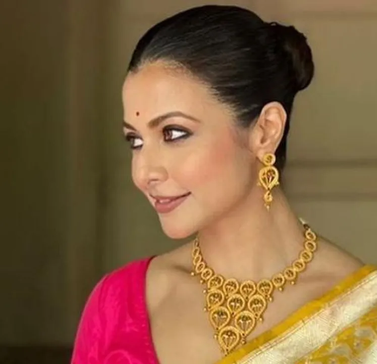 ষষ্ঠীতে সপরিবারে প্রকাশ্যে এলেন কোয়েল মল্লিক,নজর কাড়ল তার লুক