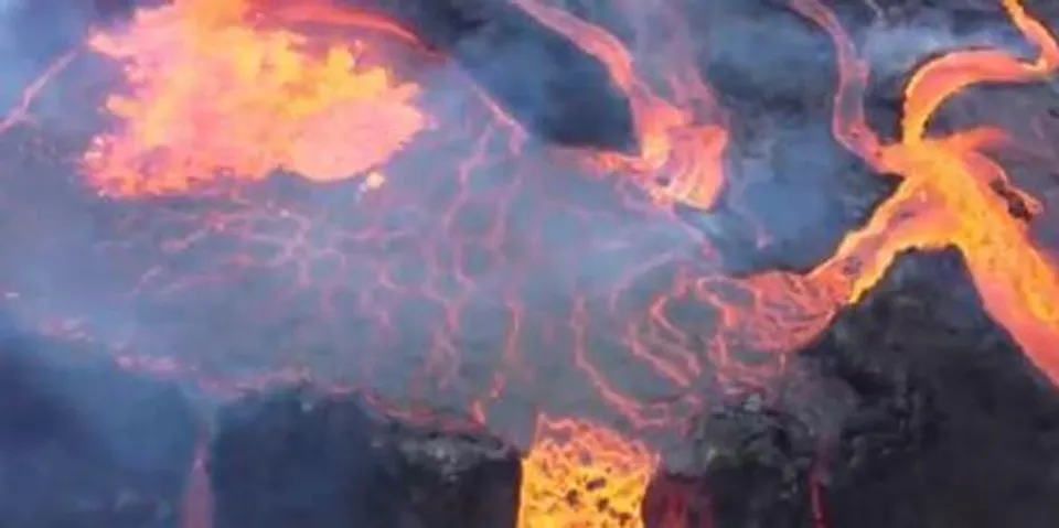 ভয়ানক আগ্নেয়গিরির সাক্ষী থাকল আইসল্যান্ড