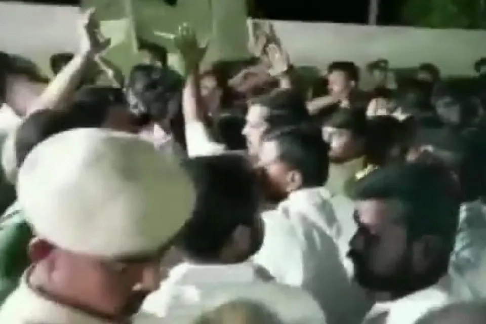 তামিল নাড়ুতে উপনির্বাচনী প্রচার করতে গিয়ে দুই দলের কর্মীদের সংঘর্ষ- দেখুন ভিডিও