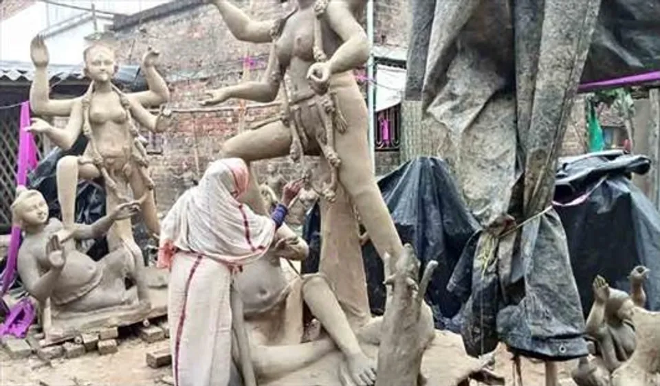 ধর্ম ছাপিয়ে শিল্পীসত্তা! মুসলিম শিল্পীর হাতেই মৃন্ময়ীর রূপদান