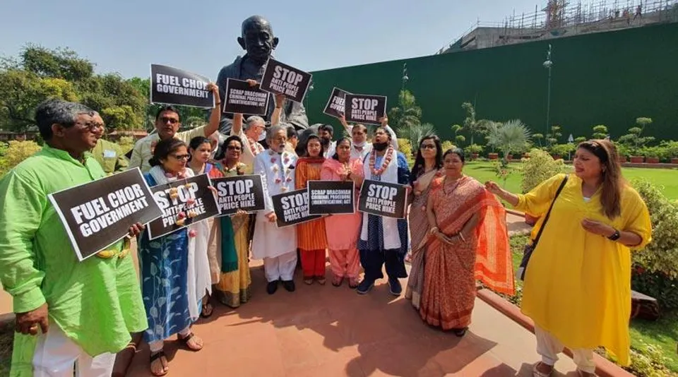 বাজেট অধিবেশনে মূল্যবৃদ্ধি নিয়ে নীরব সরকার, অভিনব প্রতিবাদ তৃণমূলের