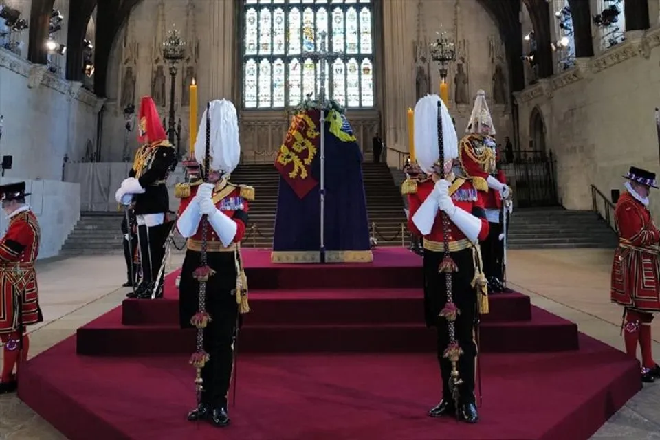 রানীর কফিনের পাশে আচমকা পড়ে গেলেন রাজ পরিবারের নিরাপত্তা কর্মী