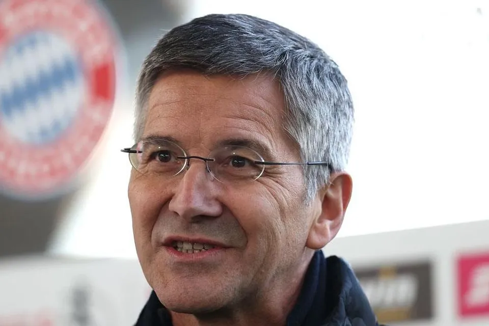 চাপ থাকলেও এখনই যাচ্ছে না চাকরি