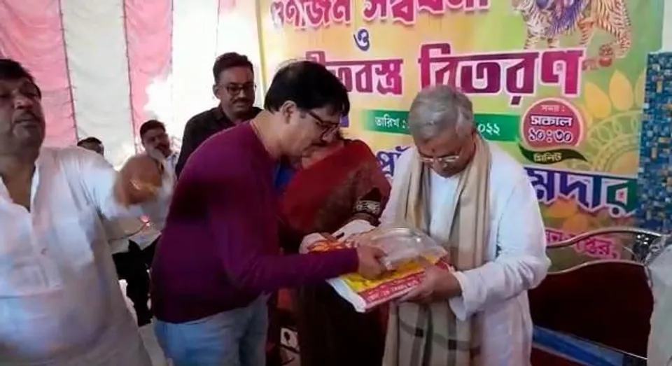 দুর্গাপুরের কুড়ি নম্বর ওয়ার্ডের বিশিষ্ট ব্যক্তিদের সংবর্ধনা ও শীত বস্ত্র প্রদান করলেন প্রাক্তন বোরো চেয়ারম্যান