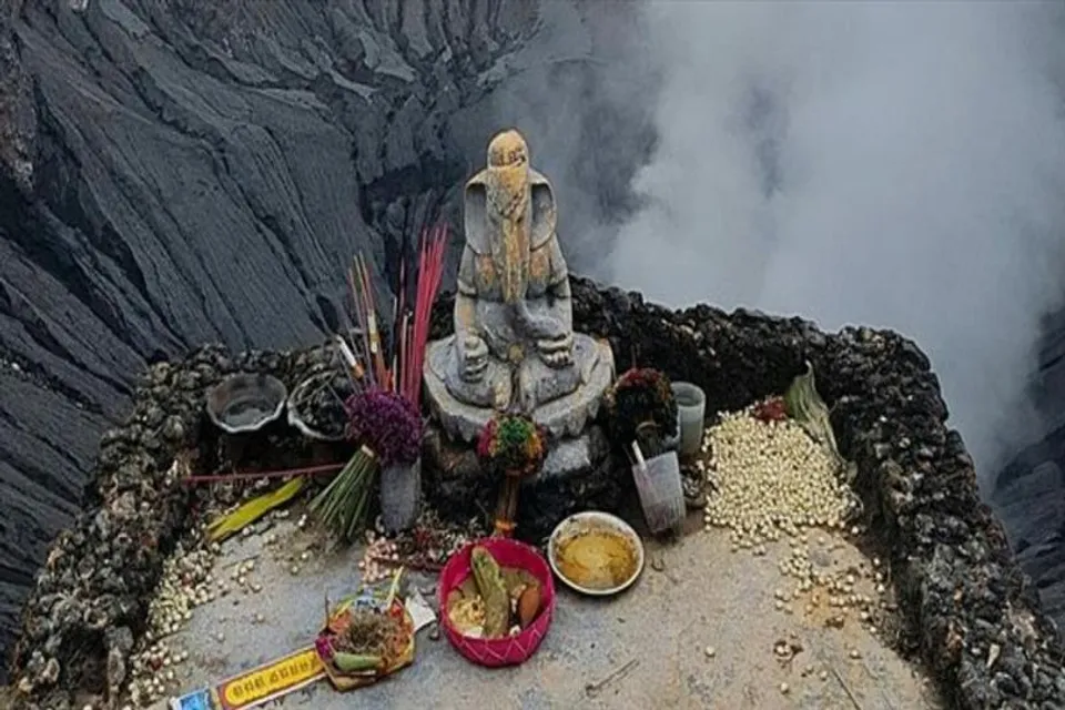 আগ্নেয়গিরির সামনে প্রাচীন গণেশ মূর্তি