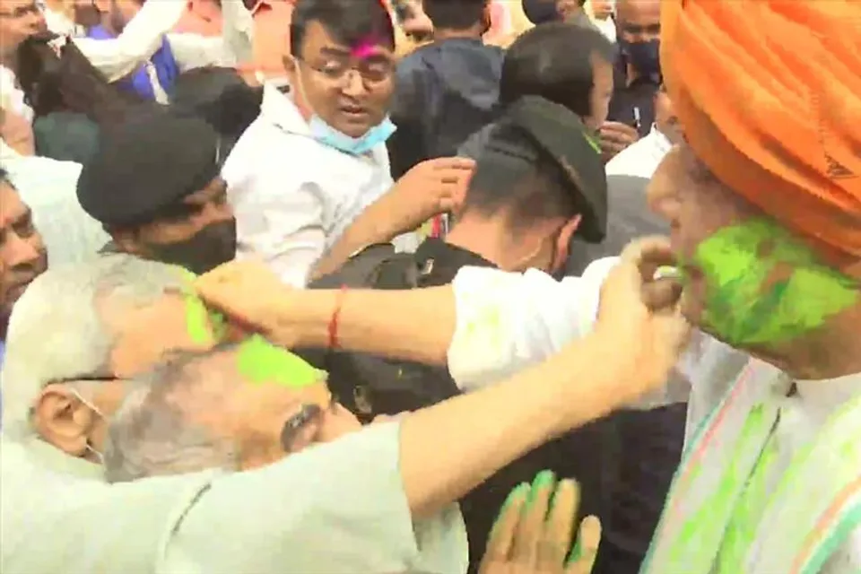 রঙের খেলায় মাতলেন প্রতিরক্ষামন্ত্রী