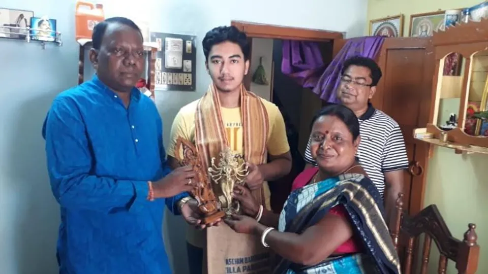 উচ্চমাধ্যমিকে রাজ্যে নবম এবং জেলায় প্রথম হওয়ায় শুভদ্বীপ ব্যানার্জিকে সম্বর্ধনা জানালেন পশ্চিম বর্ধমান জেলা পরিষদের সভাধিপতি  এবং প্রাক্তন সভাধিপতি