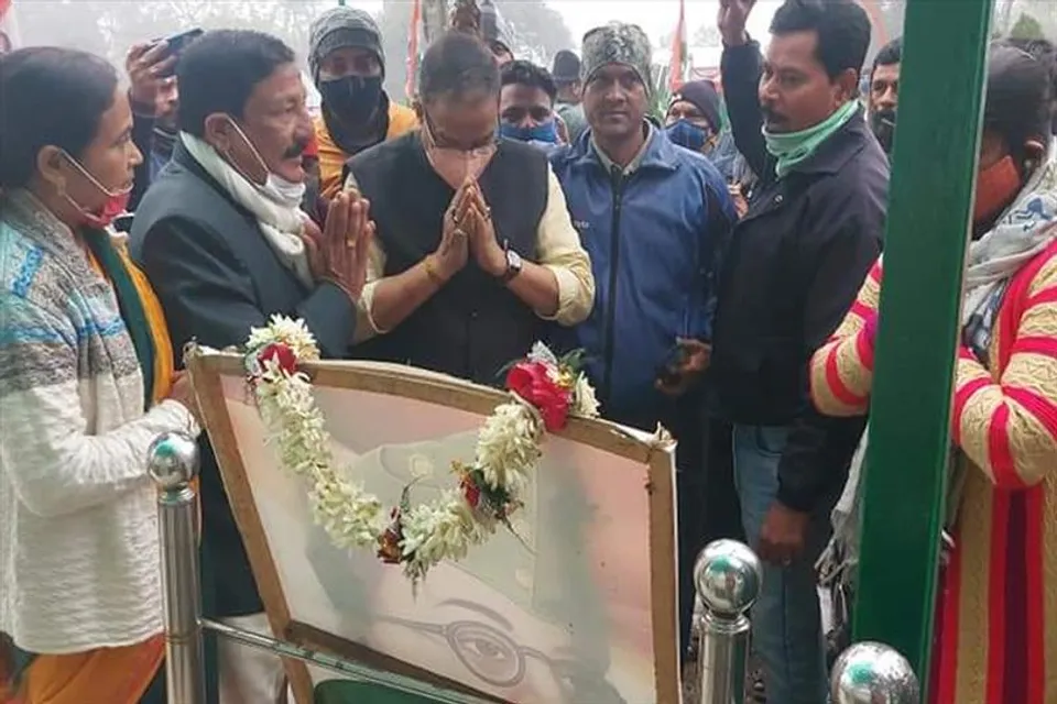 নেতাজীর প্রতিকৃতিতে মাল্যদান আইনমন্ত্রীর