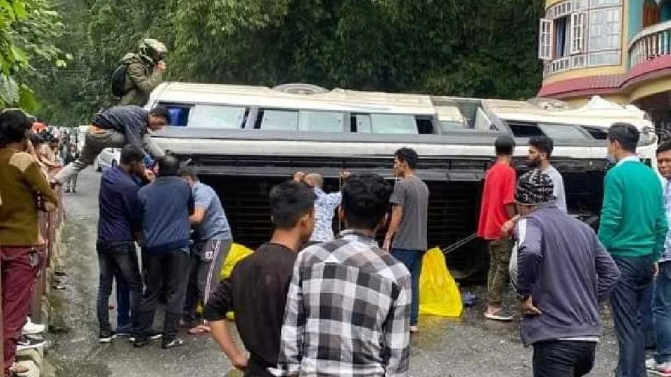 শিলিগুড়ি ফেরার পথে উল্টে গেল পড়ুয়াদের বাস