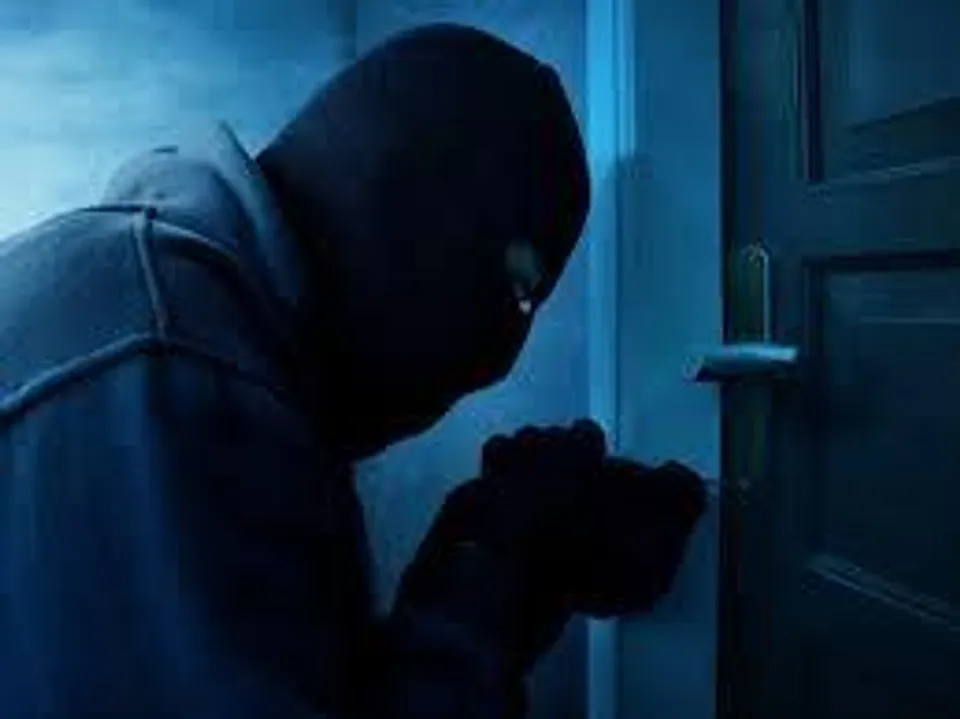 অভিনব কায়দায় চুরি চিকিৎসকের বাড়িতে