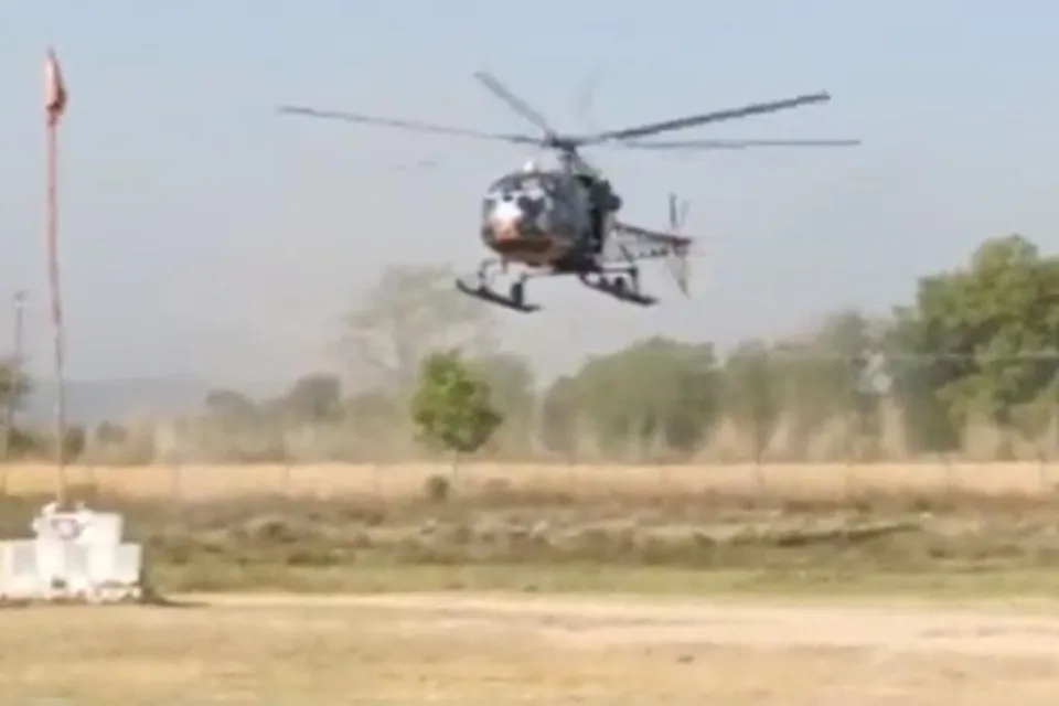 জরুরী অবতরণ করল চিতা হেলিকপ্টার