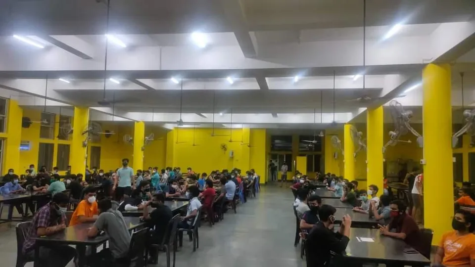 খারাপ খাবার এবং অযৌক্তিক দামের বিরুদ্ধে না খেয়ে বিক্ষোভ শিক্ষার্থীদের