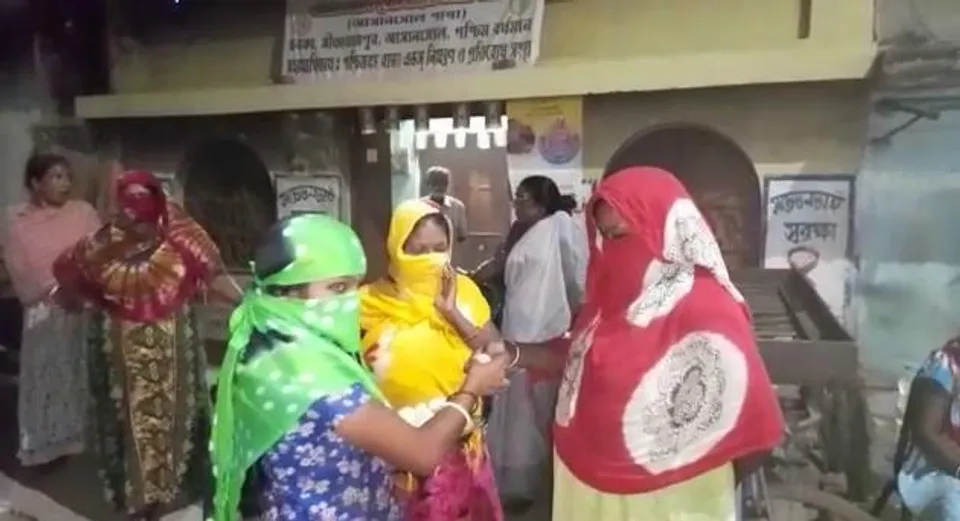 আসানসোলের যৌন পল্লীতে মিষ্টি বিতরণ করেন যৌনকর্মীরা, সুপ্রিম কোর্টের  রায়কে স্বাগত