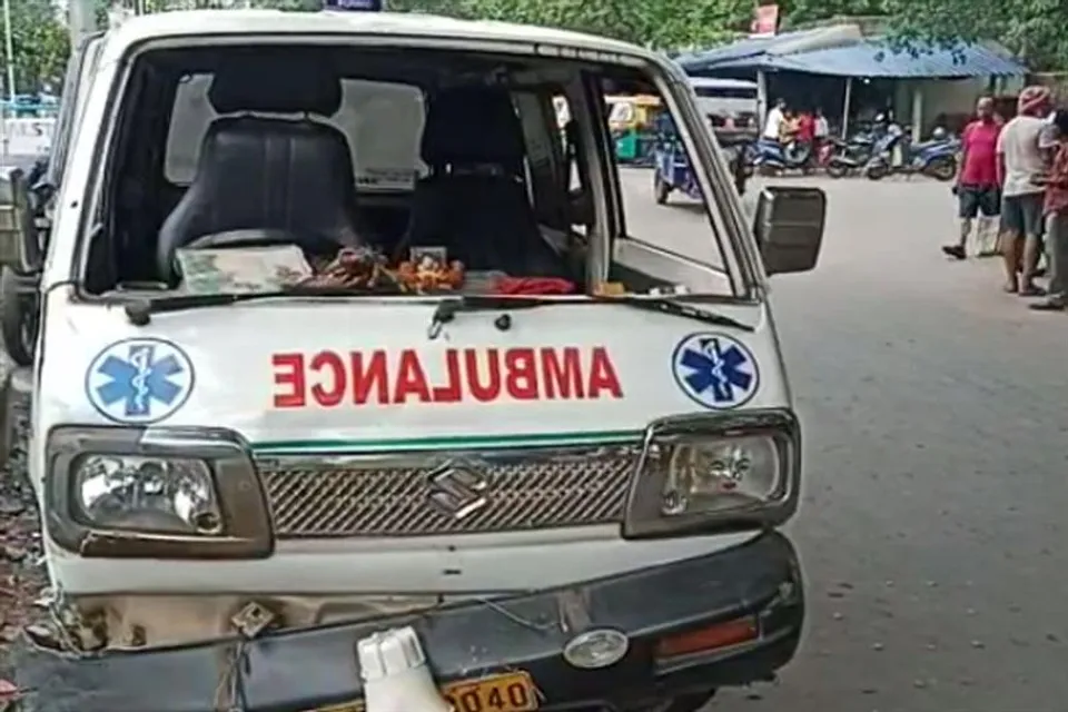 অ্যাম্বুলেন্সের চাকা ফেটে বিপত্তি