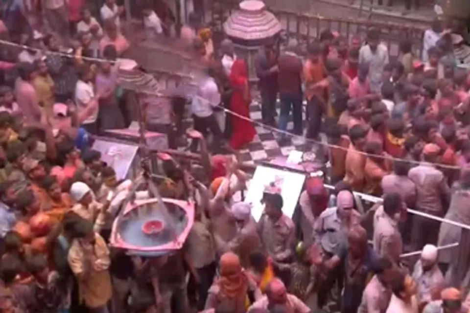 বৃন্দাবনে মহা সাড়ম্বরে পালিত হচ্ছে হোলি, রইল ভিডিও