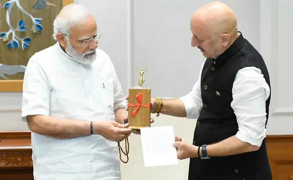 প্রধানমন্ত্রীকে রুদ্রাক্ষের মালা উপহার দিলেন অনুপম খের