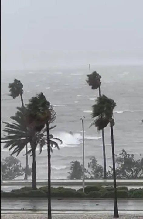 অতি শক্তিশালী হ্যারিকেনের দাপটে ভাসছে ফ্লোরিডা, উত্তাল সমুদ্রে ডুবল একটি জেট