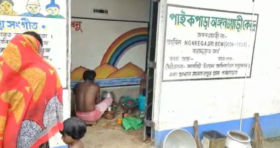 স্কুলই অস্থায়ী ঠিকানা চন্দ্রকোনার অসহায় পাঁচটি পরিবারের