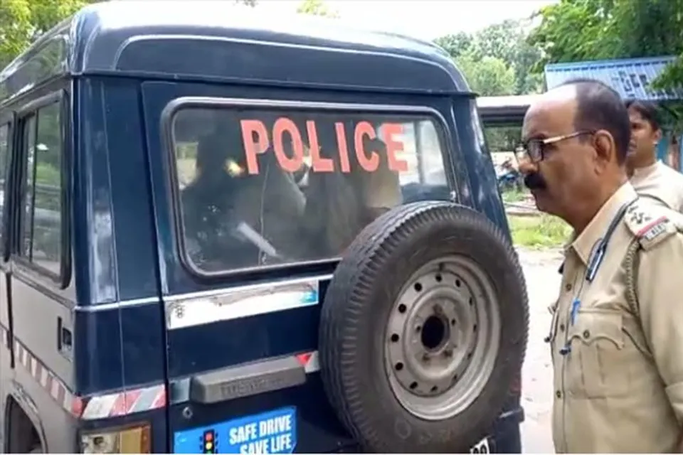 অন্ডাল জিআরপির তৎপরতায় ধরা পড়লো ইভটিজার