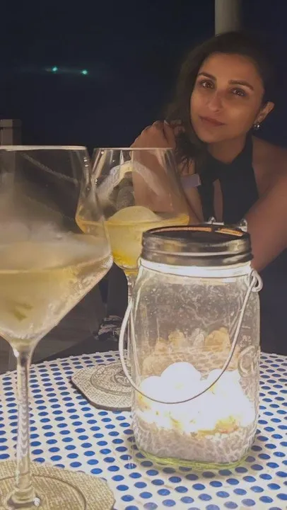 সপরিবারে মালদ্বীপে নৈশভোজ পরিণীতি চোপড়ার, দেখুন ছবি