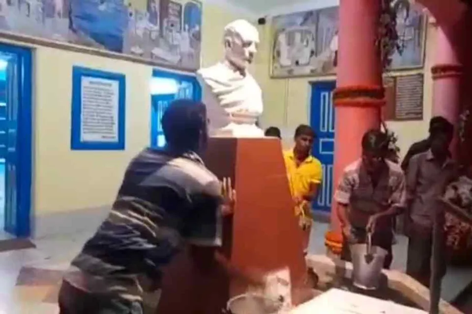 বিদ্যাসাগরের মূর্তিতে বিজেপির মাল্যদান, গঙ্গাজল দিয়ে ধুয়ে দিল তৃণমূল