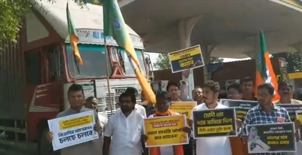 পশ্চিমবঙ্গে পেট্রোল ও ডিজেলের দাম কমানোর দাবিতে বিক্ষোভ বিজেপির, দেখুন ভিডিও