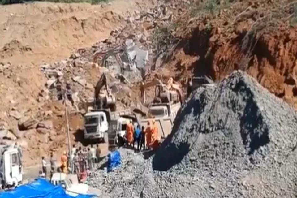 পাথর খাদানে ৫ বাঙালি শ্রমিকের মরণ-বাঁচনের লড়াই