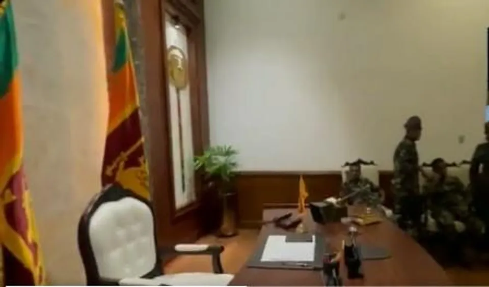 শ্রীলঙ্কার প্রধানমন্ত্রীর চেয়ার পাহারায় মোতায়েন সেনা
