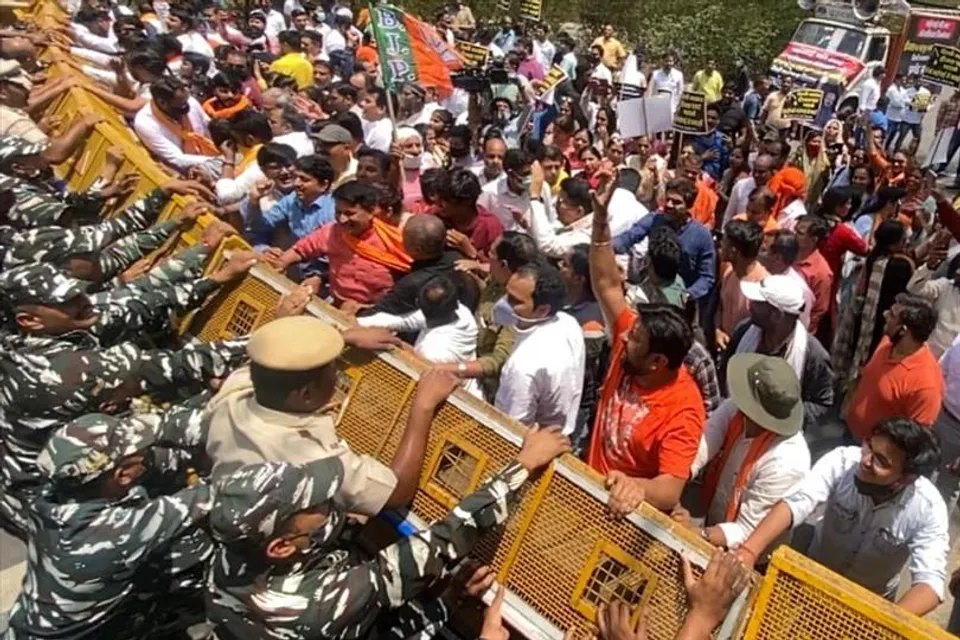 মুখ্যমন্ত্রীর বাড়ির বাইরে বিজেপির বিক্ষোভ