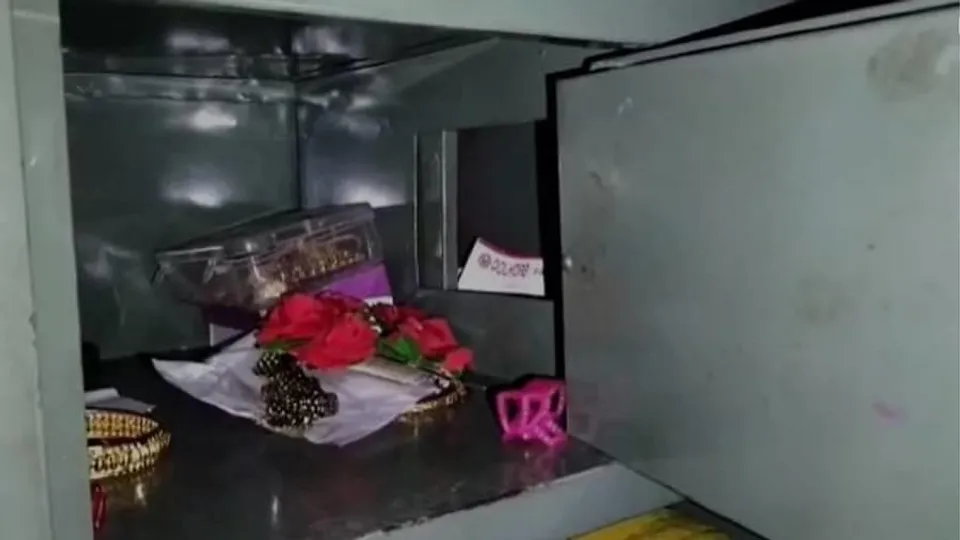 উৎসবের আনন্দের মধ্যে কপালে হাত ব্যক্তির!