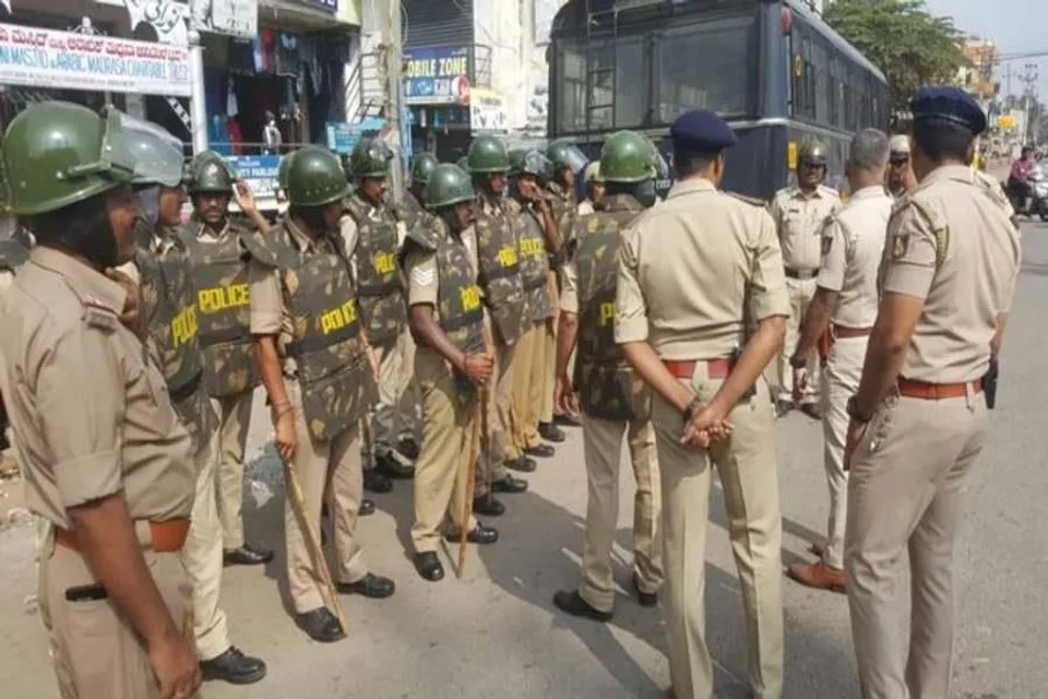দুর্ব্যবহারের অভিযোগে শিক্ষককে মারধর ছাত্রীদের