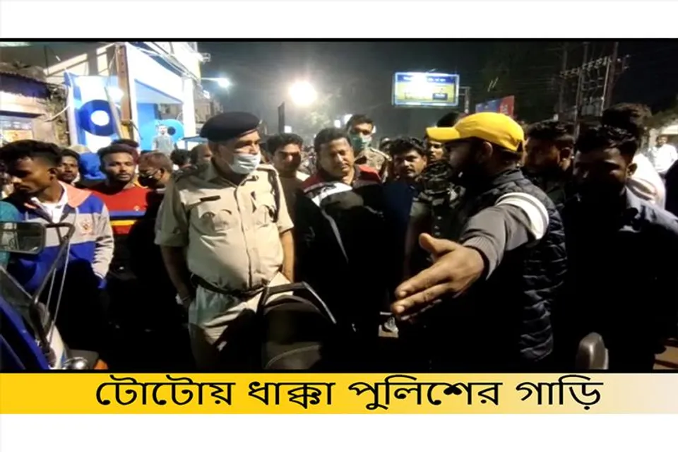 টোটোয় ধাক্কা পুলিশ ভ্যানের, জখম বাইক আরোহী