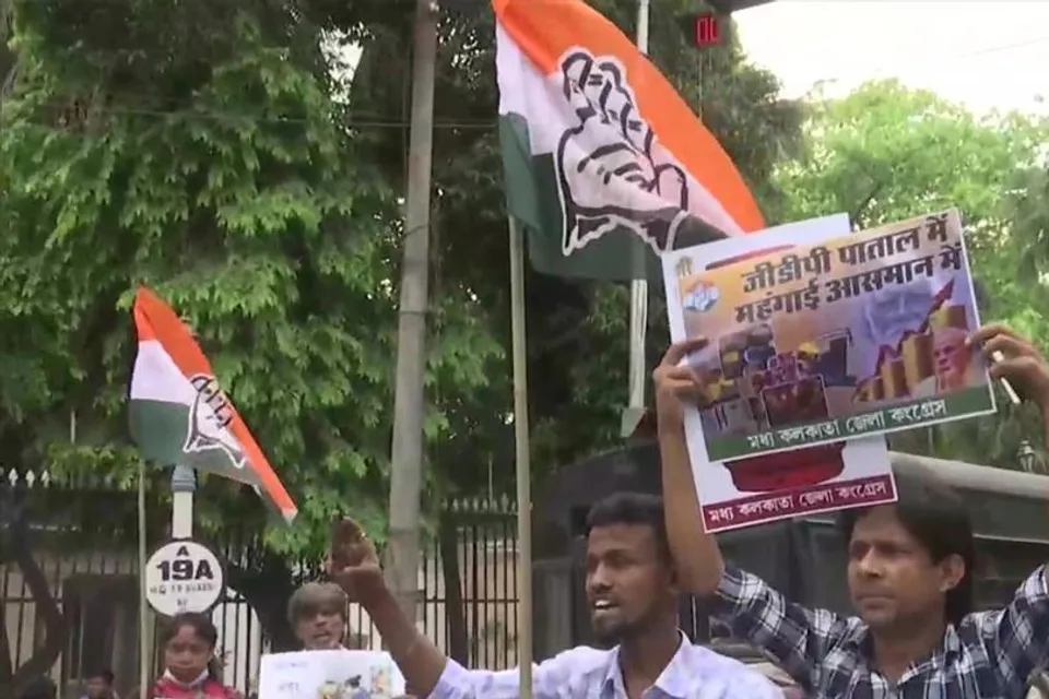 রাজভবনের বাইরে কংগ্রেসের বিক্ষোভ