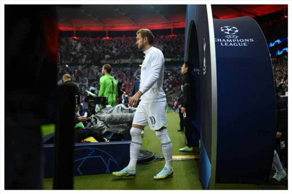 খুদে স্কুল পড়ুয়াদের চমকে দিলেন হ্যারি কেন