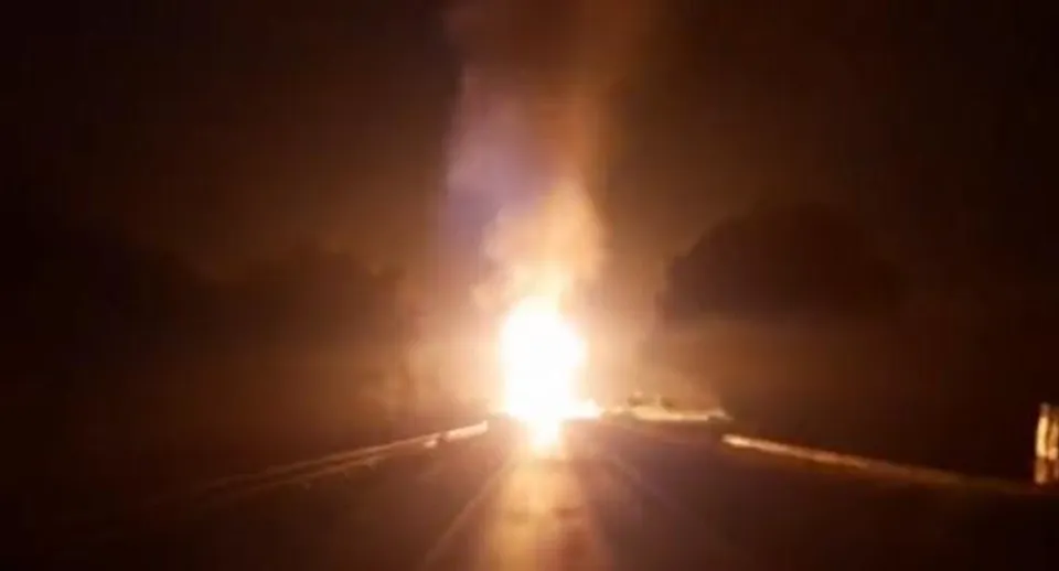 শর্ট সার্কিট থেকে লরিতে আগুন, একের পর এক সিলিন্ডার বিস্ফোরণ