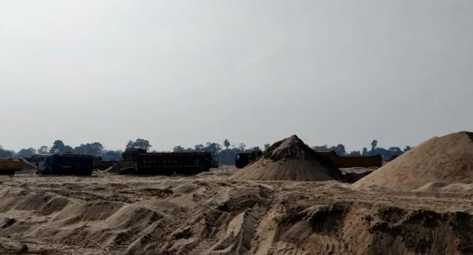 বেআইনি বালি কারবারের বিরুদ্ধে অভিযান চালিয়ে বড়সড় সাফল্য পেল পুলিশ প্রশাসন