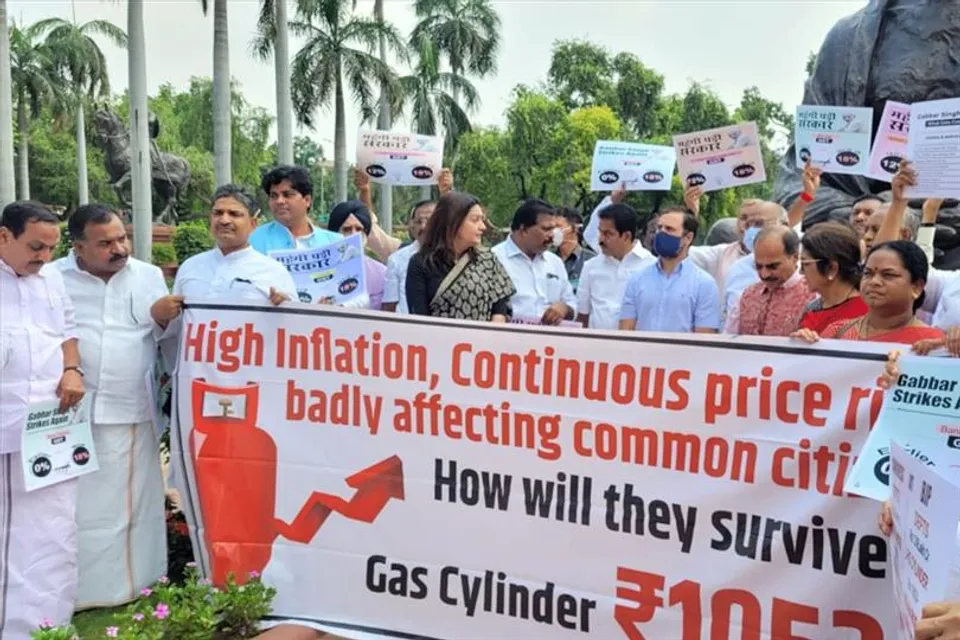 দ্বিতীয় দিনেও কংগ্রেসের বিক্ষোভ অব্যাহত