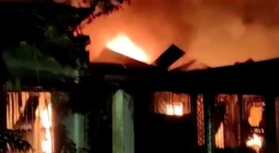 বিধ্বংসী আগুনে পুড়ে ভস্মীভূত গোডাউন