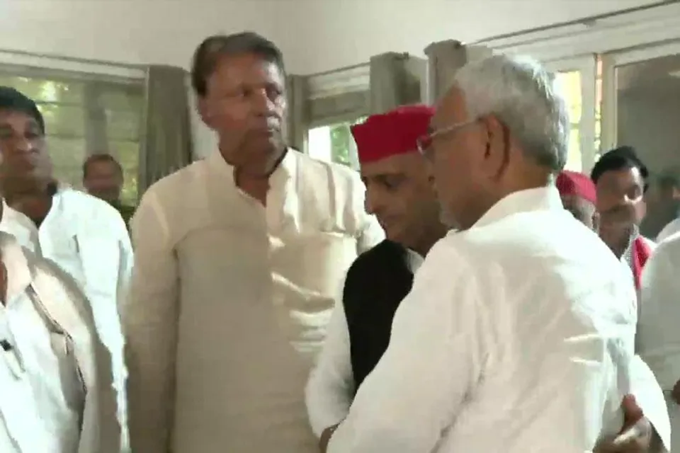 পিতৃহারা অখিলেশকে শান্তনা দিলেন মুখ্যমন্ত্রী