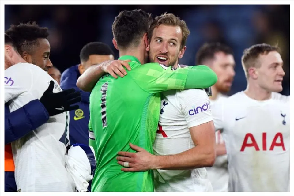 বন্ধু হ্যারি কেনের পাশে লরিস